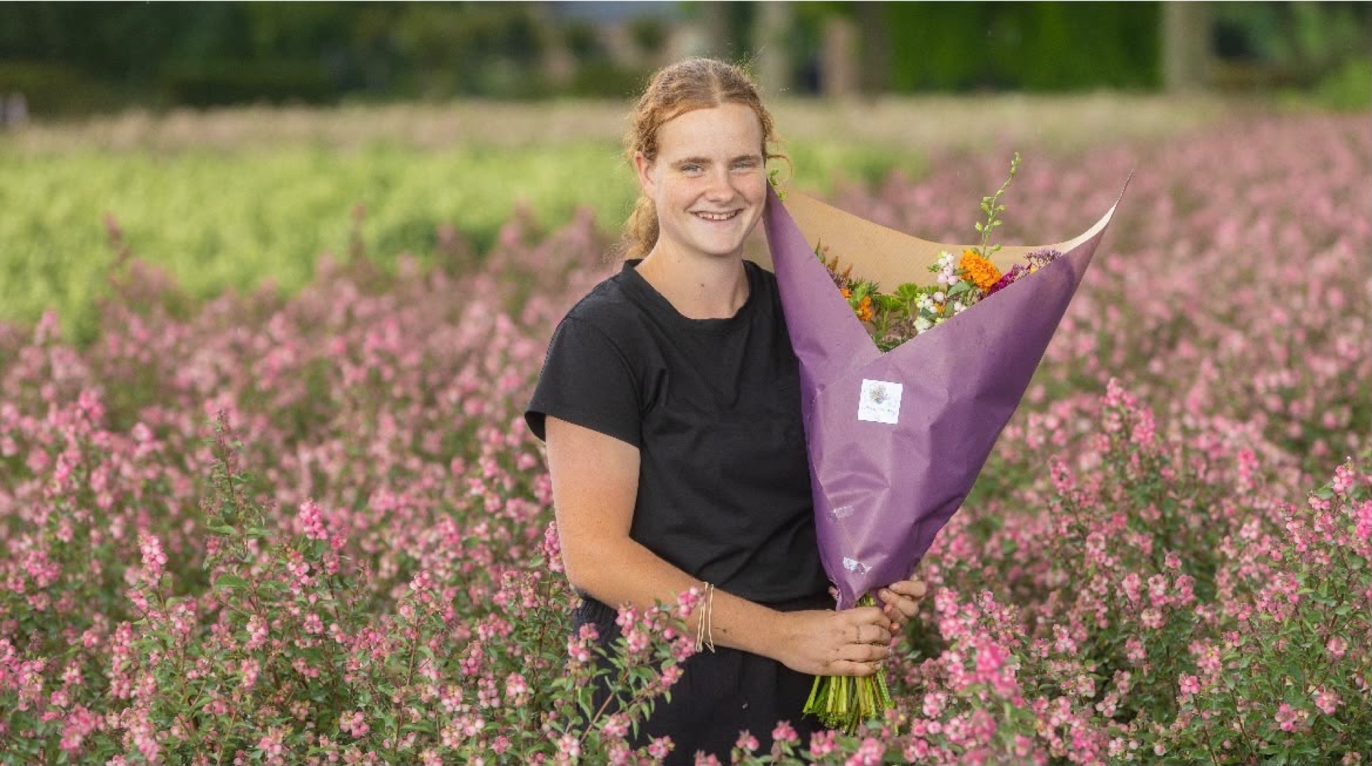 Alida met een boeket in het bloemenveld